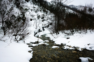 torrente con neve