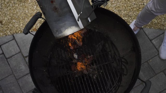 Gl&uuml;hende Kohle im Grill 