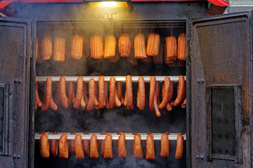 Wurstwaren werden in einem Ofen geräuchert