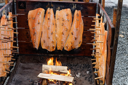 Flammlachs nach finnisciher Art an offener Flamme gegart