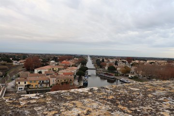 Village de Aigues-Mortes - La ville et ses toîts vus depuis les remparts - Département du Gard -...