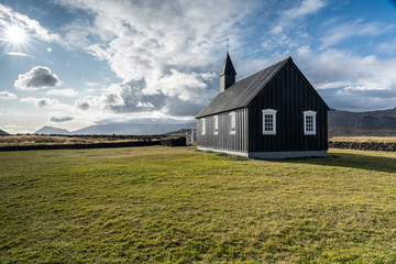 Obraz premium lonly black church of Budir und the south coast of Snaefellsness peninsula in western Iceland
