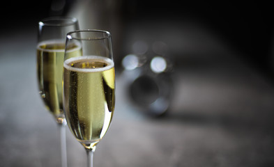 Kieliszki szampana z bąbelkami