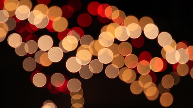 Luces de colores borrosas en iluminacion nocturna de Navidad con algunos destellos 