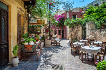 Courtyard of the tavern in the port of Chania - obrazy, fototapety, plakaty