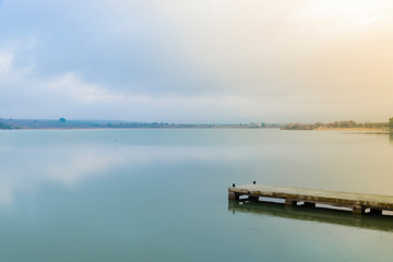 Embarcadero sobre el pantano de Arcos de la Frontera, en Cadiz, Andalucia, al amanecer.