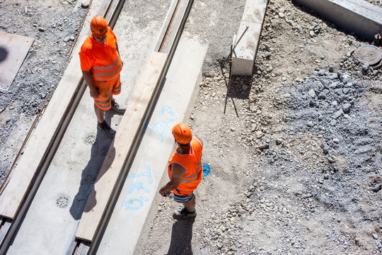 zwei Bauarbeiter auf einer Baustelle, Tiefbauarbeiten an den Schienen einer Strassenbahn, Bern, Schweiz