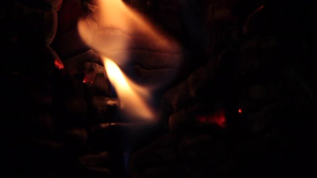 Detalle de llama de fuego en tronco de le&ntilde;a
