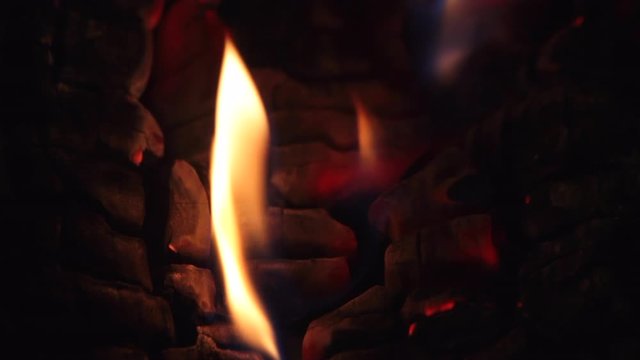 Detalle de llama de fuego en tronco de le&ntilde;a