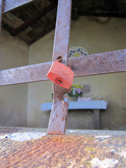 Lucchetto legame d'amore, romanticismo, chiuso a sbarre, inferriata