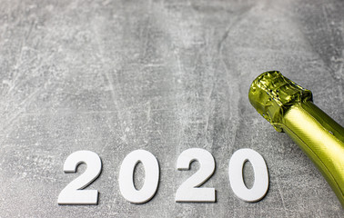 2020, szampan, betonowe tło, nowy rok - sylwester - obrazy, fototapety, plakaty