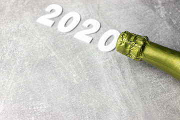 2020, szampan, betonowe tło, nowy rok - sylwester - obrazy, fototapety, plakaty