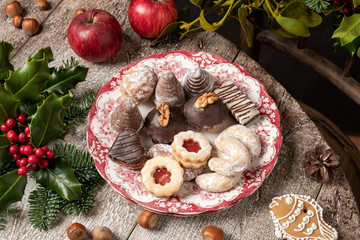 Beehives, vanilla crescents, Linzer and other Christmas cookies