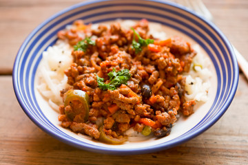 Spicy tomato beef with pasta and pea