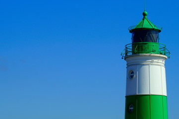 Leuchtturm als Orientierung in leuchtendem blau