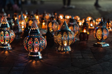 Retrato nocturno de candelabros metálicos para usar con velas