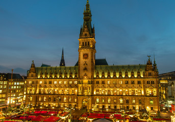 Obraz premium Hamburg at Christmas - Christmas market at the town hall market