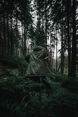 Fototapeta na wymiar Mann läuft durch den Wald