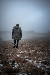 Mann im Winter auf Feld