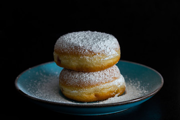 leckere Pfannkuchen (Berliner) auf einem Teller