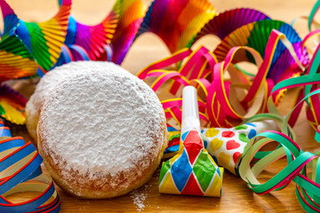 Pfannkuchen (Berliner) mit Puderzucker und Partydekoration