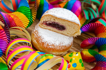 Pfannkuchen (Berliner) mit Puderzucker und Partydekoration