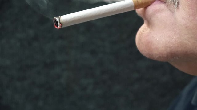 Nahaufnahme von einer Zigarette beim rauchen