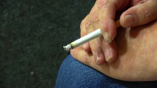 Nahaufnahme von einer Zigarette beim rauchen