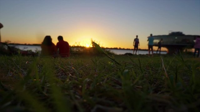 Timelapse do fim de tarde com p&ocirc;r do sol 