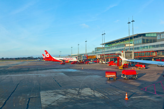  Aircraft at the finger in the modern Terminal 2