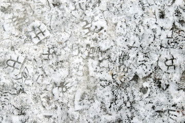 Textura de hielo y pisadas sobre la calle