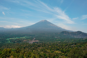 Fototapeta premium Le Volcan Mont Agung depuis un point de vue panoramique