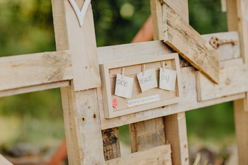 Décoration de mariage en bois
