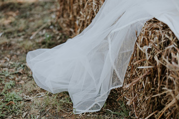 Voile de la mariée sur une botte de paille