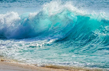 Poster Im Rahmen Turquoise colored breaking wave seascape on the beach © Kelly Headrick