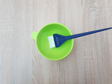 bol verde y brocha para tinte de cabello