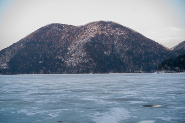 唇山と氷結湖