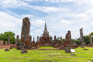 Obraz premium Ruined ancient Buddhist temple and pagoda