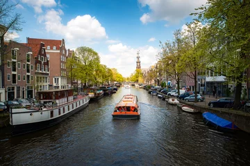 Foto op Plexiglas Amsterdamse gracht met cruiseschip met het traditionele huis van Nederland in Amsterdam, Nederland. Landschaps- en cultuurreizen, of historisch gebouw en sightseeing concept. © ake1150