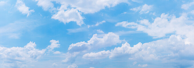 Panorama oder Panoramafoto von blauem Himmel und weißen Wolken oder Wolkengebilde.