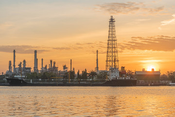 Obraz premium Industrial factories, oil refineries, export oil production areas in the morning, beautiful sky.