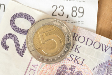 Ein Kassenbon und Geld Polnische Zloty PLN