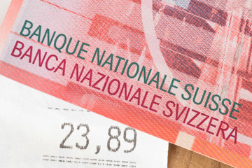 Geld Schweizer Franken und ein Kassenbon