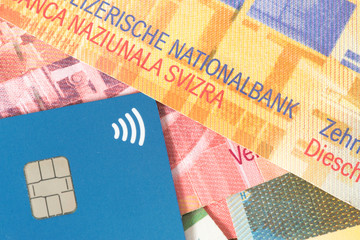 Banknoten Schweizer Franken und eine Kreditkarte