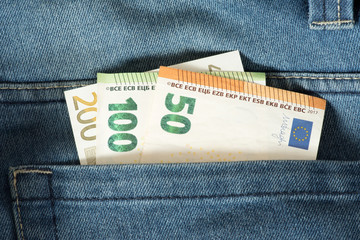 Euro Geldscheine in Hosentasche einer Jeans