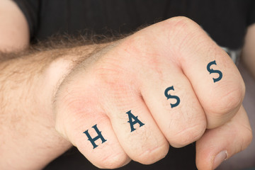 Eine Faust mit dem Wort Hass