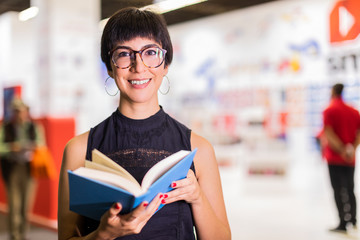 Mujer alegre en expo leyendo