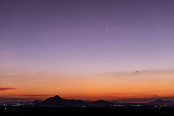 Obraz premium Półksiężyc z pięknym tle zachodu słońca. Hojne gwiazdy Ramadanu