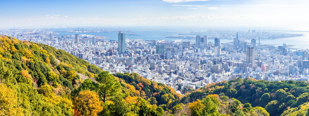 秋色の神戸、神戸市中央区錨山からポートアイランド・六甲アイランド方面を望む - obrazy, fototapety, plakaty