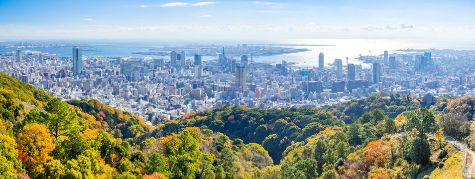 秋色の神戸、神戸市中央区錨山から神戸港・ポートアイランドを望む